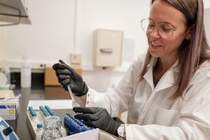 Erin Tracy works with samples at Kenan Labs.